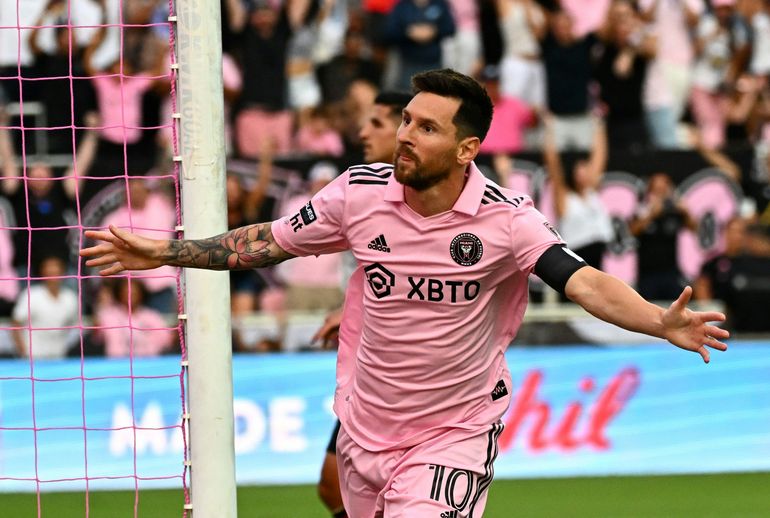 A lo Messi. El 10 gambeteó a un rival, y mientras corría apareado por otro sacó un latigazo infernal que se clavó en un ángulo. Golazo. A lo Messi. El 10 gambeteó a un rival, y mientras corría apareado por otro sacó un latigazo infernal que se clavó en un ángulo. Golazo.