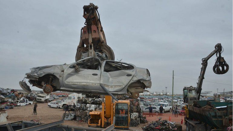 La Muni comenzó con la compactación de vehículos secuestrados