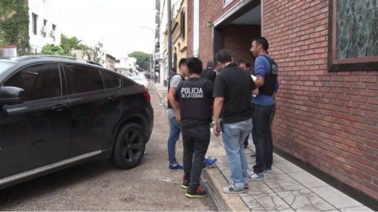 Los atraparon en un telo luego de robar una camioneta