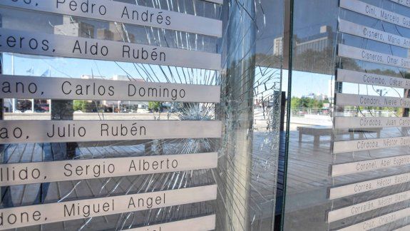 Causó destrozos en el cenotafio y lo detuvieron