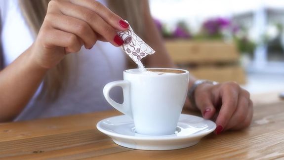 Este es el único edulcorante que puedes añadir en tu café diario, según la ciencia