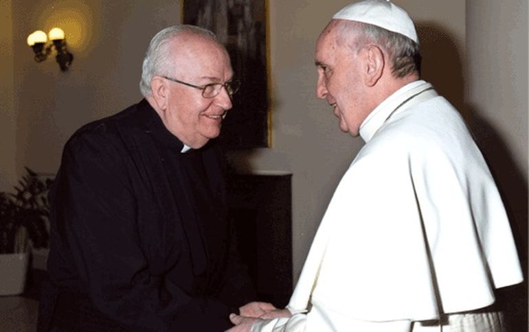 El cardenal Fernando Vélez Alzaga, con el papa Francisco. El cardenal Fernando Vélez Alzaga, con el papa Francisco.
