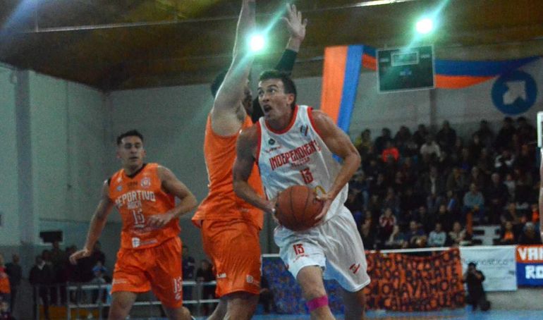 Independiente cayó ante Deportivo Roca en el polideportivo Gimena Padín. En la última