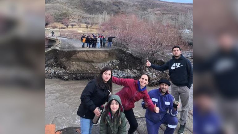 Un puente cortado por la crecida del río no impidió festejar el cumple