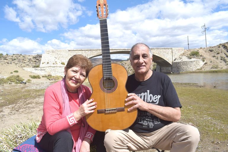 Ada Noel y Carlos Denda a orillas del arroyo Covunco