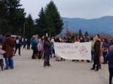 Vecinos de El Hoyo, en Chubut, marcharon para pedir justicia ante la denuncia de violación y volverán a hacerlo este viernes.