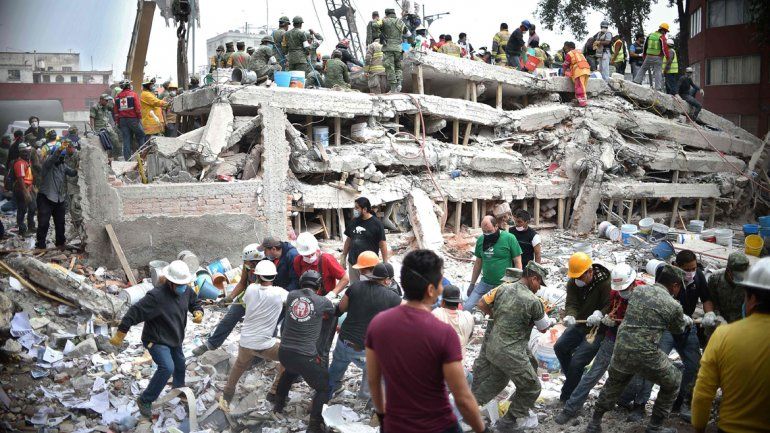 El trabajo de los rescatistas es contra reloj: se pide silencio para poder escuchar a alguna persona que pueda estar con vida debajo de los escombros. Hay historias muy dolorosas.