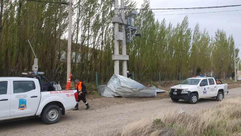 En la zona del Km12 se voló un techo que al caer daño cables de electricidad: tuvieron que cortar la luz por prevención y para repararlos. En la zona del Km12 se voló un techo que al caer daño cables de electricidad: tuvieron que cortar la luz por prevención y para repararlos.