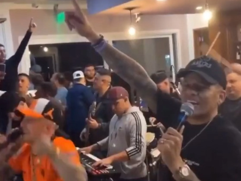 ¡Descontrolado! Rojo cantando con el Polaco en alta fiesta