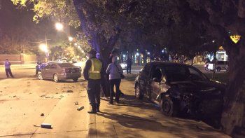 Chocaron en plena avenida y uno terminó contra un árbol