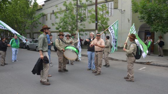 Los guardafaunas reclamaron en la Casa de Gobierno.
