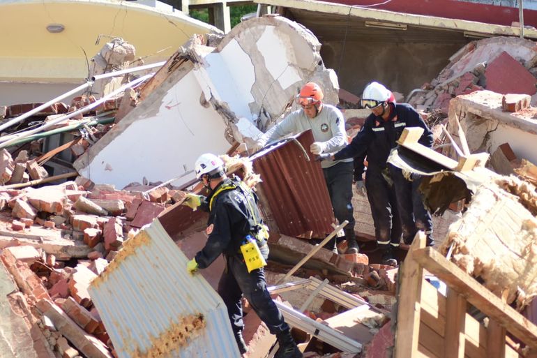 Intensa tarea de rescate por el derrumbe del hotel Dubrovnik en Villa Gesell