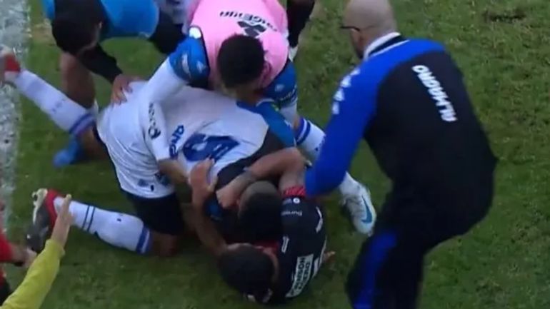 Escándalo en Almagro - Patronato: terminaron a las piñas entre jugadores y policías