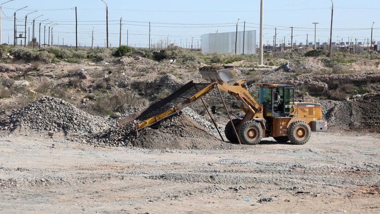 En Centenario hay varias canteras: la municipal se utiliza para sacar material para el relleno de calles y obras. Está en medio de los barrios.