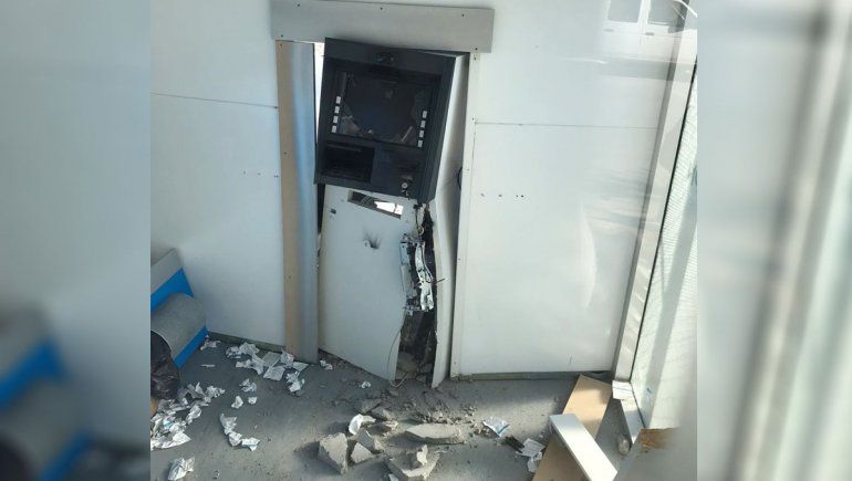 Taparon las cámaras con aerosol y reventaron el cajero automático recién inaugurado en Confluencia