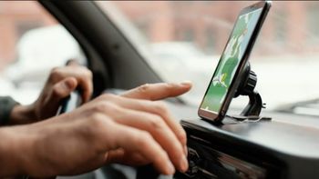 Vecinos contuvieron a los hijos de la víctima mientras el conductor intentaba justificar la agresión por el pago del viaje. Vecinos contuvieron a los hijos de la víctima mientras el conductor intentaba justificar la agresión por el pago del viaje.