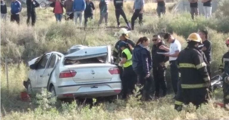 El Volkwagen Voyage chocó contra la parte trasera de un camión. El joven que conducía el auto murió en el acto. Después encontraron drogas