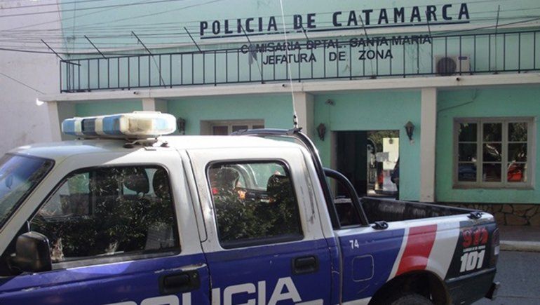 Detienen a comisario acusado de abusar de una adolescente