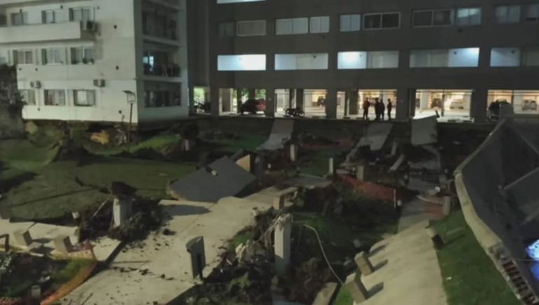 Por el derrumbe se aplastaron 65 vehículos que estaban en el estacionamiento de abajo.