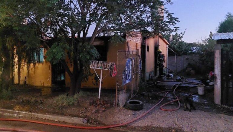 Voraz incendio en Centenario: una mujer sufrió graves quemaduras y su perra murió