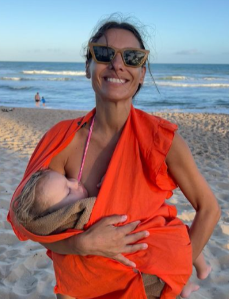 Las tardes de playa dejan agotada a Ana, que termina el día durmiendo en brazos de Pampita.