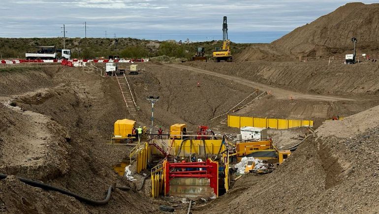 La perforación para cruzar el río a la altura de Chelforó con el VMOS. La perforación para cruzar el río a la altura de Chelforó con el VMOS.