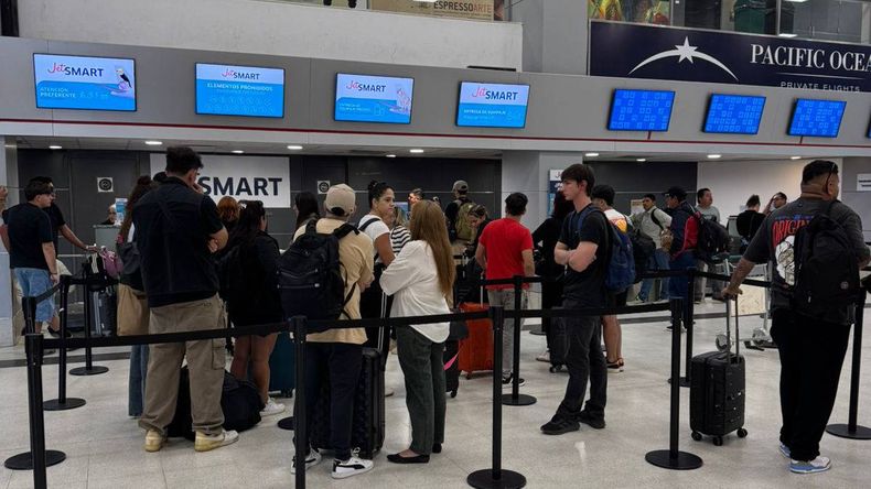 Se quedaron sin viajar en avión desde Neuquén: denuncian sobreventa de pasajes de JetSmart | LM Neuquen Se quedaron sin viajar en avión desde Neuquén: denuncian sobreventa de pasajes de JetSmart