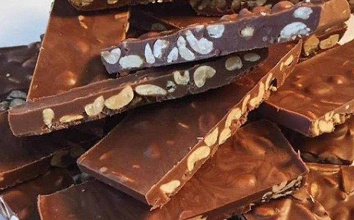 La ANMAT prohibió la venta de un chocolate con maní y una marca de pickles