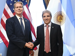 El secretario del Tesoro de EEUU Soctt Bessent junto al ministro de Economía, Luis Caputo. El secretario del Tesoro de EEUU Soctt Bessent junto al ministro de Economía, Luis Caputo.