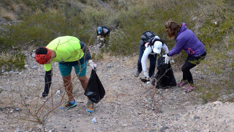 Corredores de la barda recolectaron basura y llenaron un container
