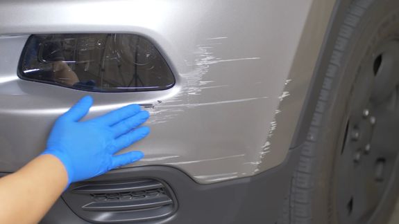 A no desesperarse: hay muchos trucos caseros para sacar los rayones de los autos. Foto: captura YouTube Thomas of all Trades.&nbsp;