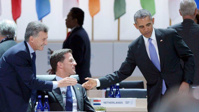 El presidente Mauricio Macri saludando a Barack Obama.
