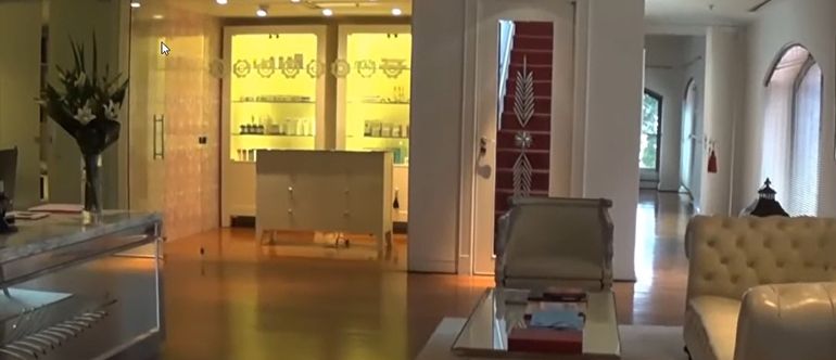 Los muebles son del diseñador Philippe Patrick Starck y, según Claudia Medic, cada silla del departamento está valuada en 5000 dólares.