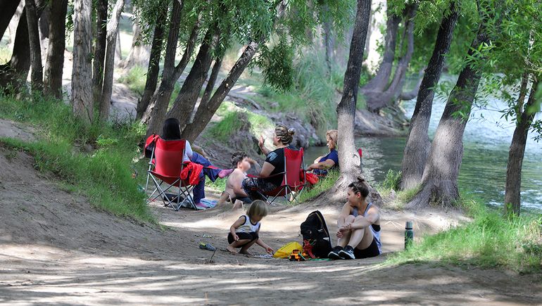 La costa del río Limay y la sombra es uno de los mejores planes para los neuquinos en una jornada calurosa. La costa del río Limay y la sombra es uno de los mejores planes para los neuquinos en una jornada calurosa.