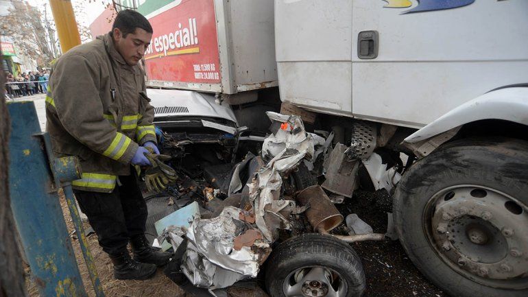 Una familia quedó atrapada bajo un camión sin frenos