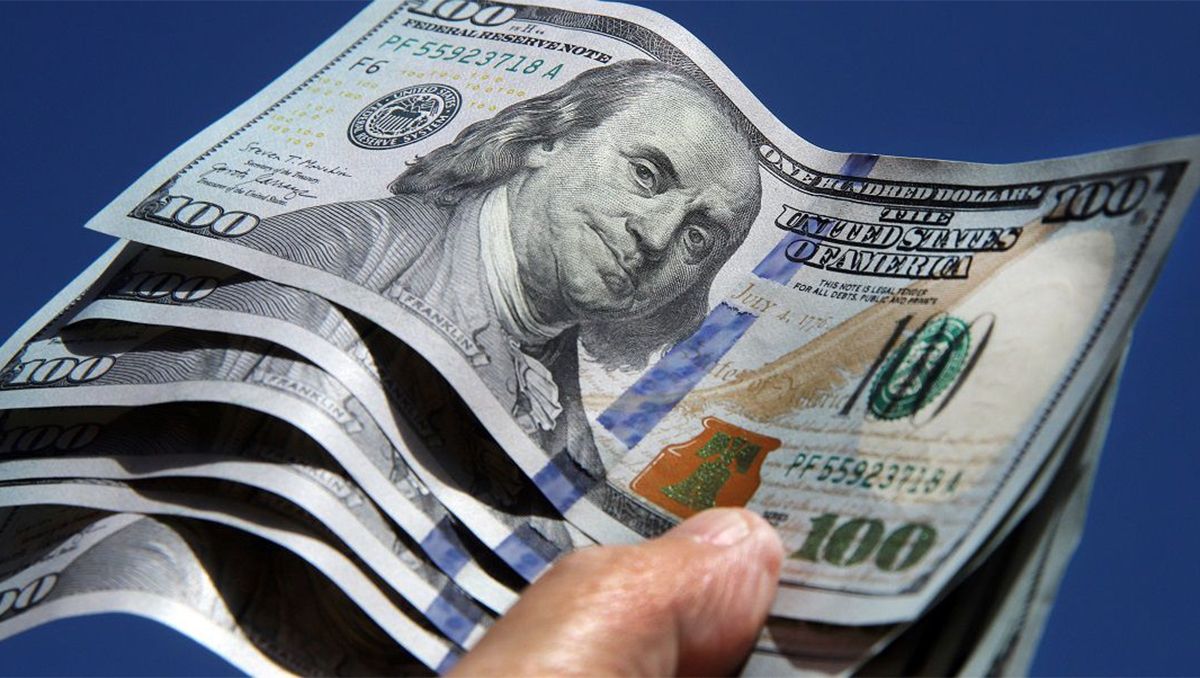 El dólar blue continúa en alza y en la jornada de hoy experimentó una suba de quince pesos con respecto al último día hábil.
