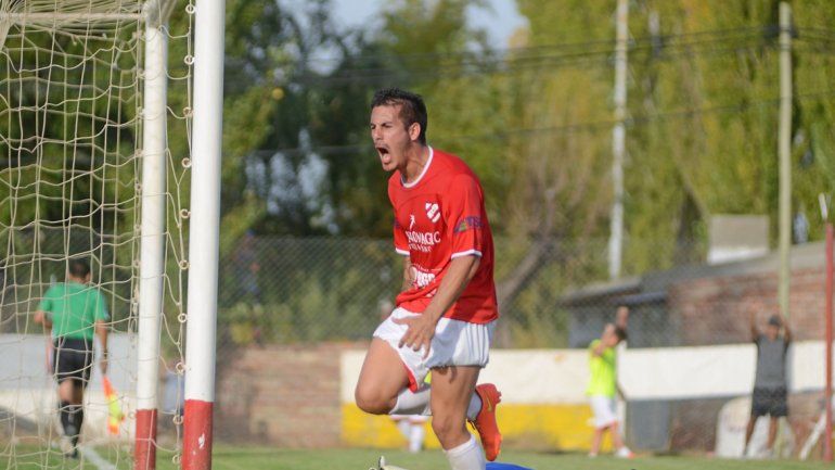 El delantero le metió dos a Villa Mitre y uno a Deportivo Roca.