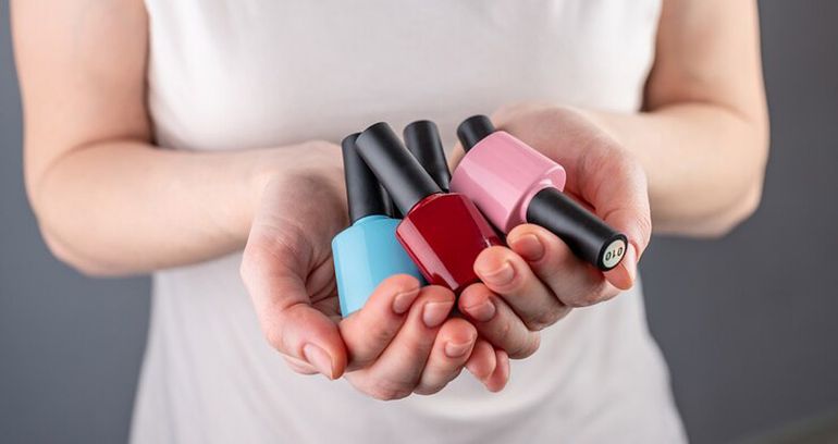 El esmalte ayuda a cubrir partes dañadas de la carrocería del auto. El esmalte ayuda a cubrir partes dañadas de la carrocería del auto.