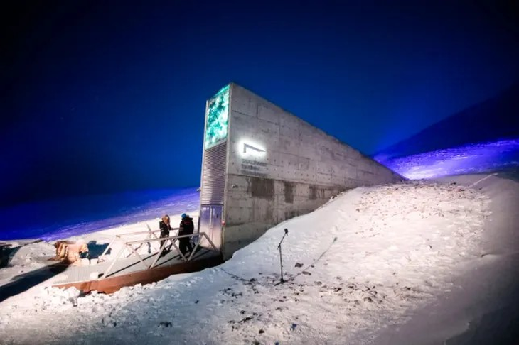 EL banco está en Svalbard, el pueblo de las noches de cuatro meses. EL banco está en Svalbard, el pueblo de las noches de cuatro meses.