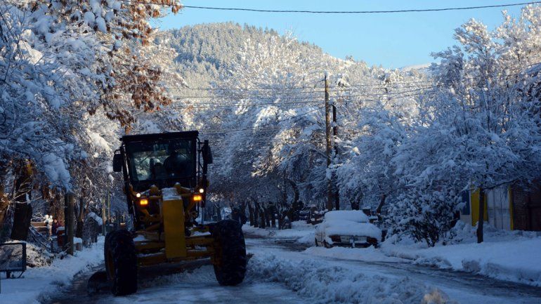Mantienen los operativos por la nieve en el interior