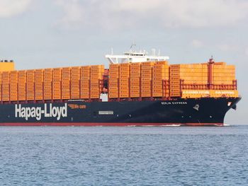 La compra de la naviera israelí por parte de Hapag-Lloyd llega cuando nuevos buques inundan el mercado y amenazan la rentabilidad del sector.