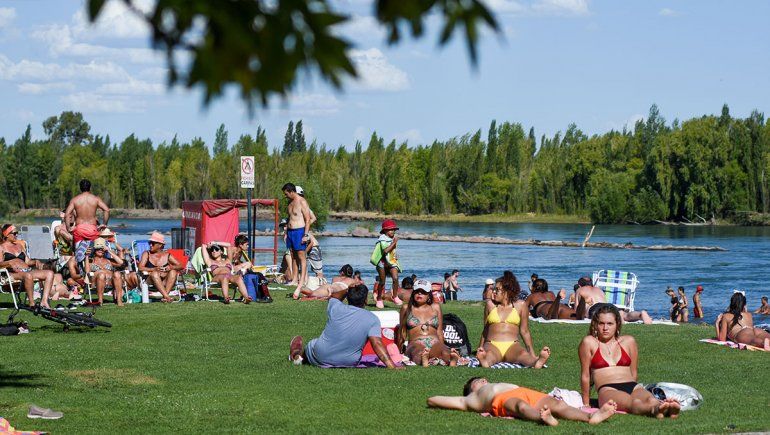 Los neuquinos invadieron la costa para paliar el calor de miércoles