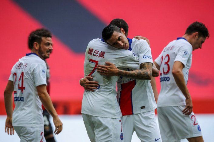 El abrazo de gol de Di Mar&iacute;a y Mbapp&eacute;.