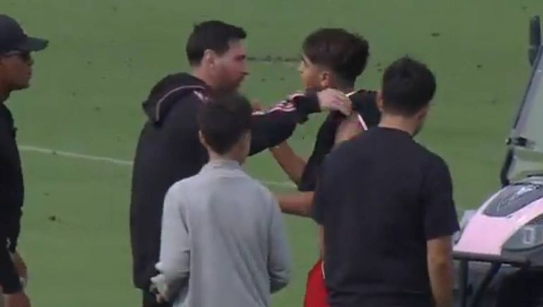 La emoción de los pibes de River al saludar a Messi durante un partido de la Messi Cup