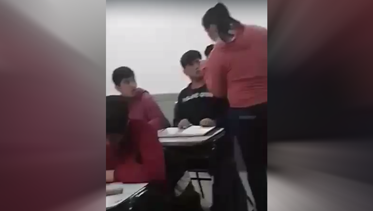 Video: se pelearon por un sánguche, vino la madre de uno de ellos y le dio un bife