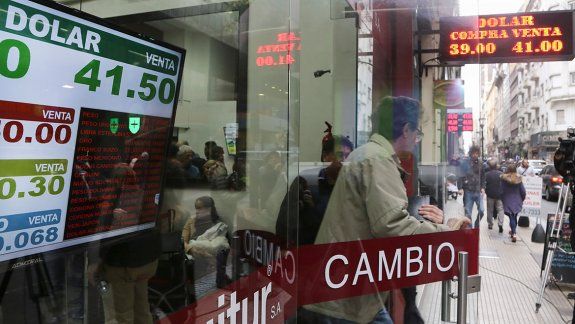 Tras superar los $40, el Central anunció una suba de tasas de 45 a 60% y el alza de otros 5 puntos en los encajes.