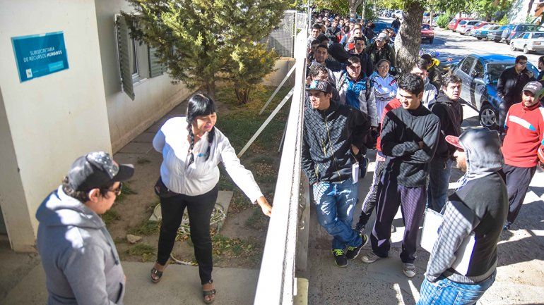 Cinco cuadras de cola para trabajar de placero