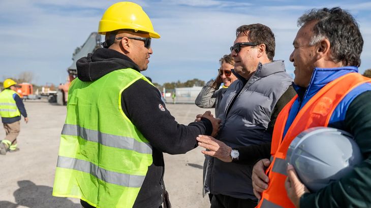Weretilneck recorrió las instalaciones del oleoducto Vaca Muerta Oil Sur junto a autoridades y representantes sindicales. Weretilneck recorrió las instalaciones del oleoducto Vaca Muerta Oil Sur junto a autoridades y representantes sindicales.