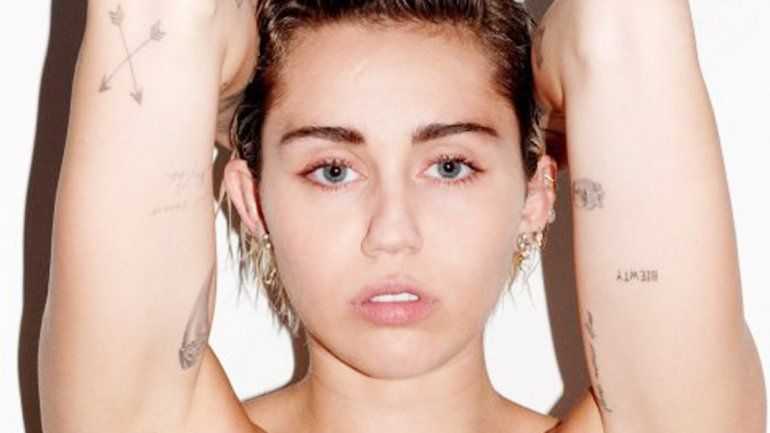 Miley Cyrus lució su cuerpo desnudo sin ningún prejuicio.