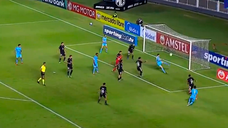 El gol errado abajo del arco.